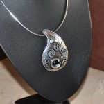 СРЕБЪРЕН МЕДАЛЬОН С ПЛАНИНСКИ КРИСТАЛ